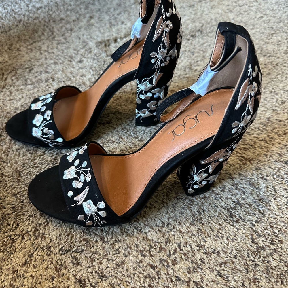 Heels - Picture 2 of 4